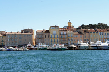 Obraz premium Hafenpanorama von Saint-Tropez an der Cote d´Azur