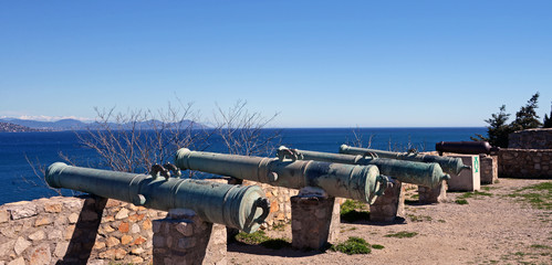 Fototapeta na wymiar alte Kanonen in der Festung von Saint-Tropez