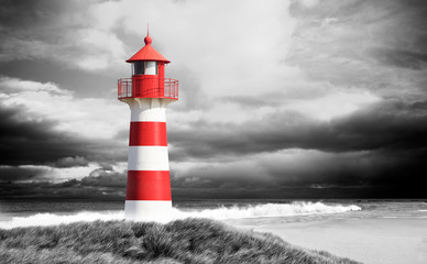 Leuchtturm an der Küste schwarz/weiß