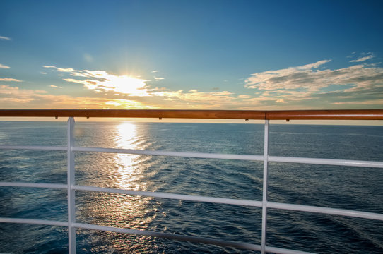 Blick von einem Kreuzfahrtschiff auf die untergehende Sonne im Atlantik