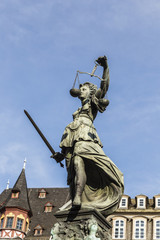 Naklejka premium lady justice under blue sky