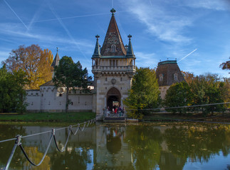 Schlosspark. Herbst. Schloss. Burg. Herbs im Wald.