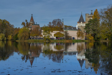 Schlosspark. Herbst. Schloss. Burg. Herbs im Wald.