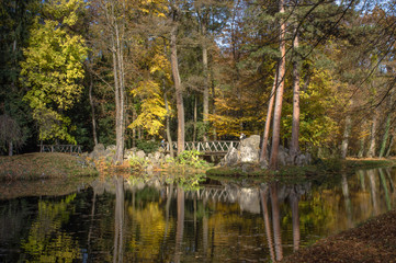 Schlosspark. Herbst. Schloss. Burg. Herbs im Wald.