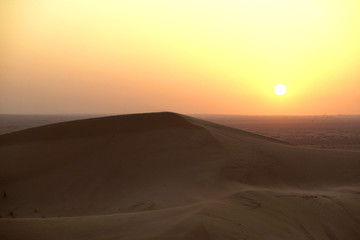 Fototapeta na wymiar Sonnenuntergang in der Wüste bei Dubai, Vereinigte Arabische Emirate, Naher Osten