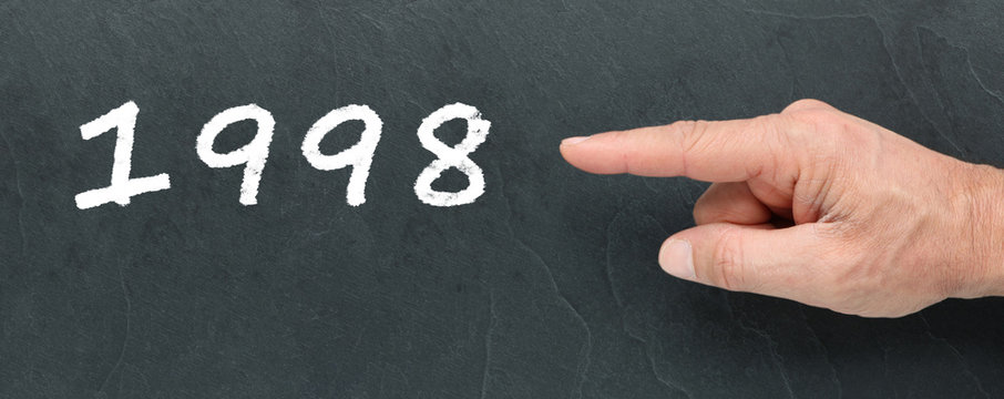 1998 &agrave; la craie et montrer du doigt sur ardoise