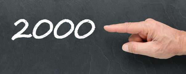 2000 à la craie et montrer du doigt sur ardoise