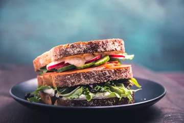 Wandaufkleber Sandwich mit Lachs und frischen Gemüse © Fischer Food Design