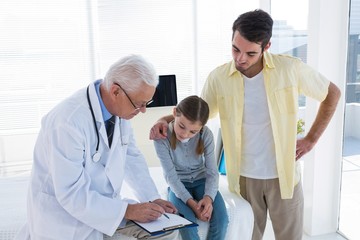 Obraz premium Doctor discussing report with patient