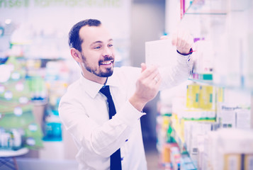 Customer searching for reliable drug