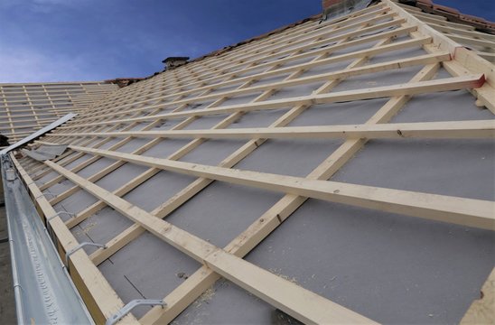 Ein Steildach wird neu eingedeckt