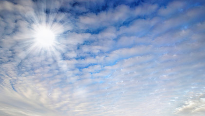 Himmel mit Wolken und Sonne