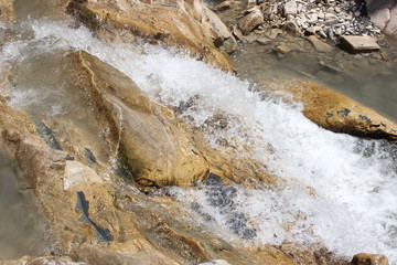 Быстрая прозрачная горная река.