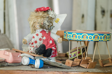 puppe und spielzeuge in haus