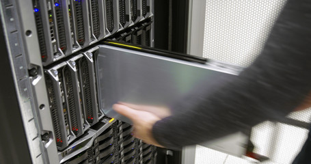 Obraz premium Fast working IT consultant in enterprise datacenter