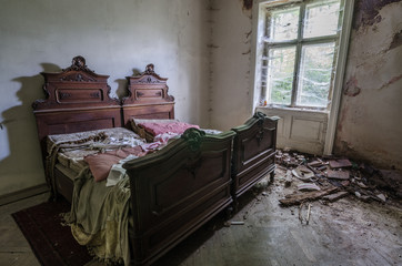 altes bett mit verzierungen im holz