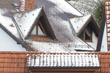 Mit Schnee bedeckte Hausdächer