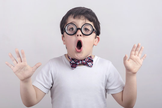 ni&ntilde;o sorprendido con gafas