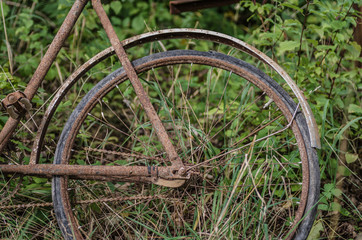 rostiges fahrrad hinten