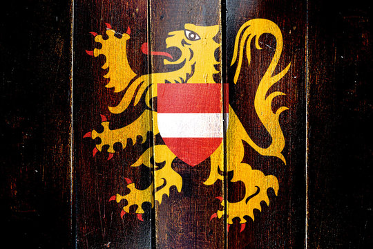 Vintage flemish brabant, vlaams brabant flag on grunge wooden pa