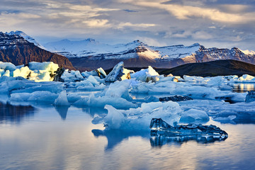 Iceland, Jokulsarlon lagoon, Beautiful cold landscape picture of icelandic glacier lagoon bay, - obrazy, fototapety, plakaty
