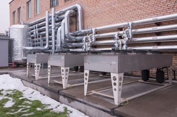 Air cooled condenser with pipework