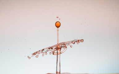 spritzender roter Tropfen