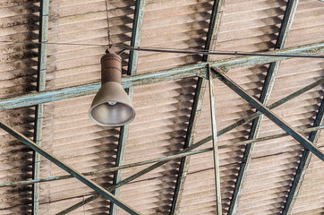 alte halle mit lampe