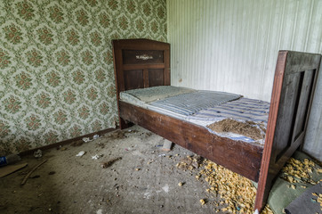 altes bett mit stroh