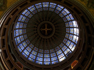 Obraz premium Stunning dome decorated with bright colored stained glass, Basilica of St. Nicholas in Amsterdam, The Netherlands 