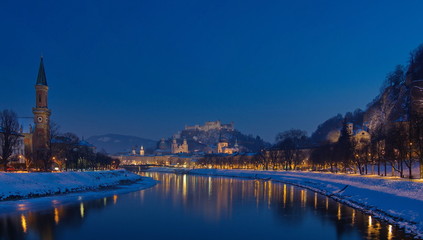 Salzburg, winterliche blaue Stunde / Österreich