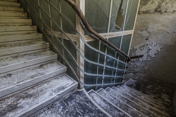 stiegenhaus und aufzug in haus