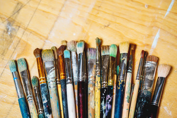 Obraz premium Paint Brushes on a wooden table, clouse-up