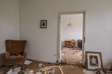 verlassenes zimmer mit sessel
