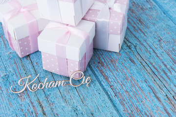 napis kocham cię i pudełka prezentowe © npls