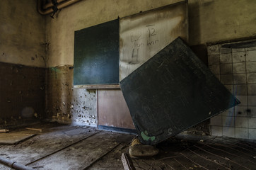 verlassene schule mit tafel