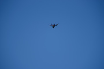 Drohne am blauen Himmel