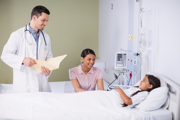 Obraz premium Doctor and nurse interacting with girl patient