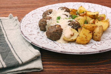 Beef meatballs with potatoes and creamy gravy