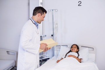 Obraz premium Doctor talking to a girl patient