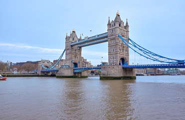 Fototapeta na wymiar LONDON CITY - DECEMBER 24, 2016: Tower Bridge crossing the River Thames seen from the south bank
