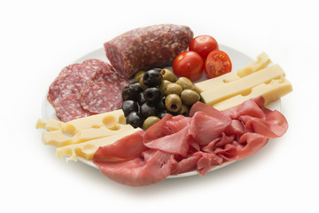 Piatto di salumi, formaggi e olive