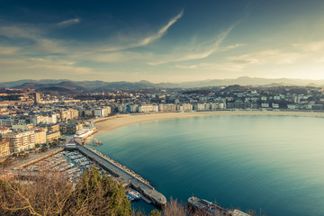 Obraz premium Panoramiczny widok na miasto i plażę San Sebastian