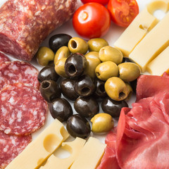 Stuzzichini di formaggi, salami, prosciutto e olive