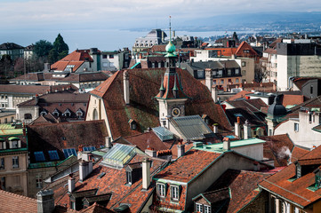 Vista de los tejados de teja roja en la ciudad de Lausanne, Suiza
