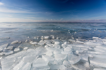 Fototapeta na wymiar frozen lake Balaton