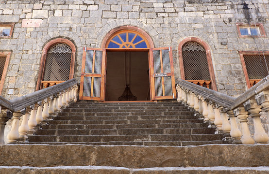 The Chhatris of Indore were built in the late 1800s in the memory of Holkar rulers and the tombs are built on the cremation spot of the Holkar rulers near Rajwada.