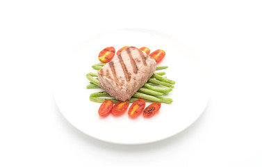 tuna steak with salad