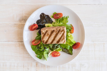 tuna steak with salad