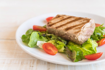 tuna steak with salad